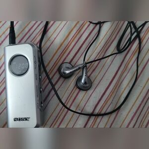 2005 Sony Walkman SRF-M97 FM AM LCD Pocket Radio w/ Headphones (working)